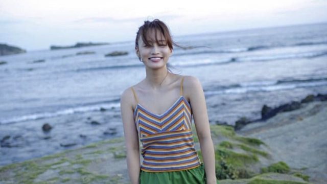 海で笑う女性