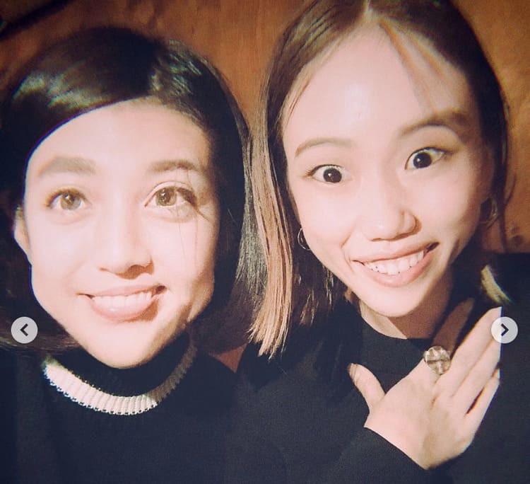 変な顔をする2人の女性