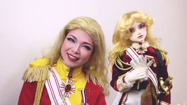 彩羽真矢とオスカル人形