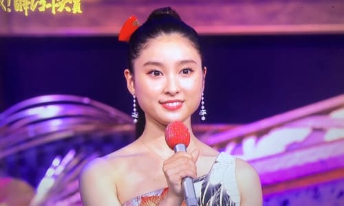 レコ大2019】土屋太鳳の司会が下手すぎる!?「カンペ見過ぎ